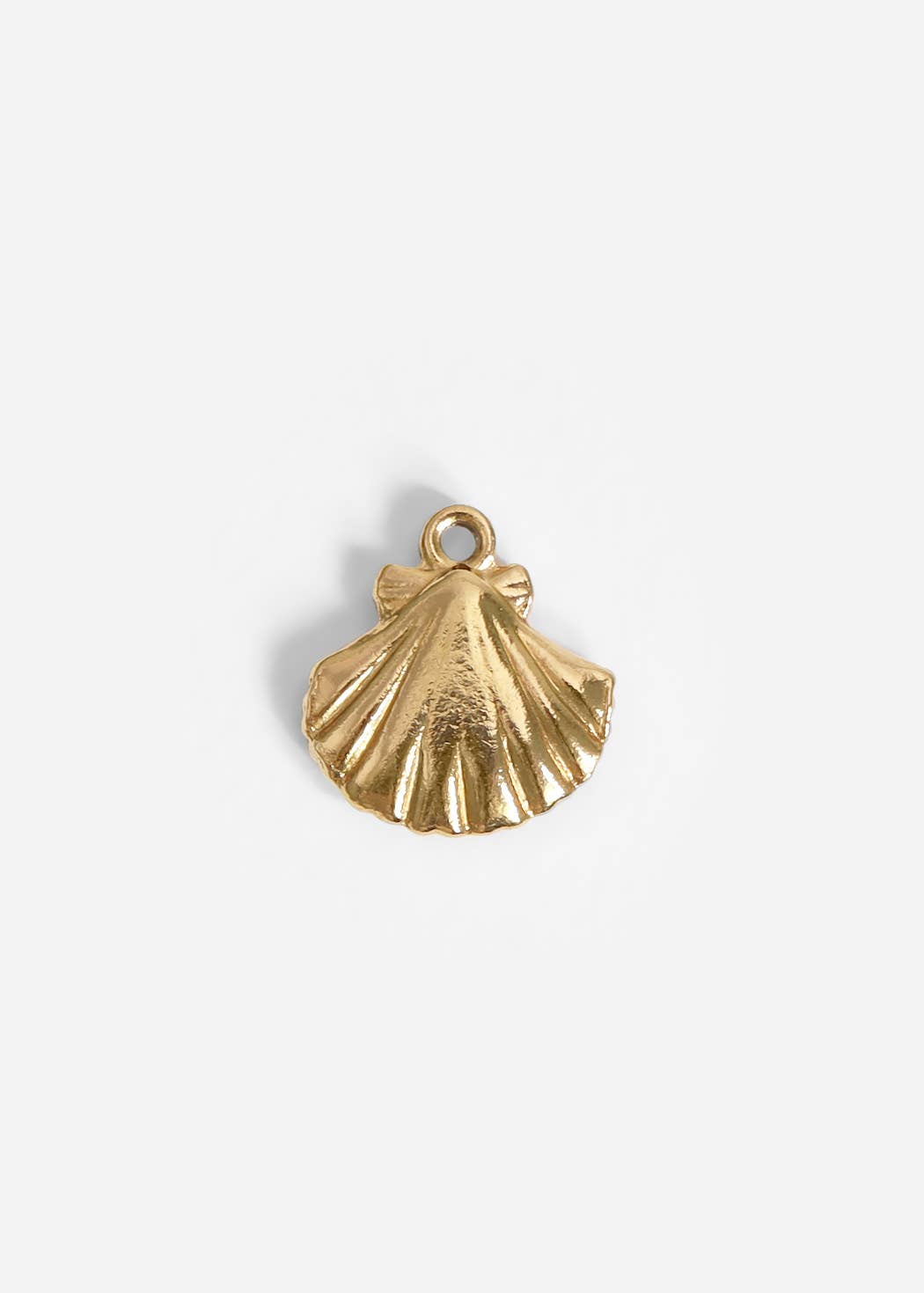 18K PVD gold necklace w/ clamshell charm